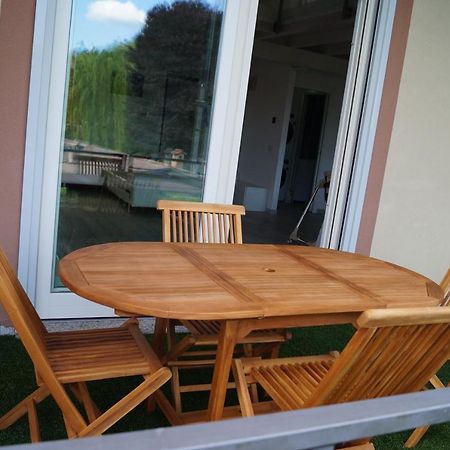 Charme Lake Loft Ispra Bagian luar foto