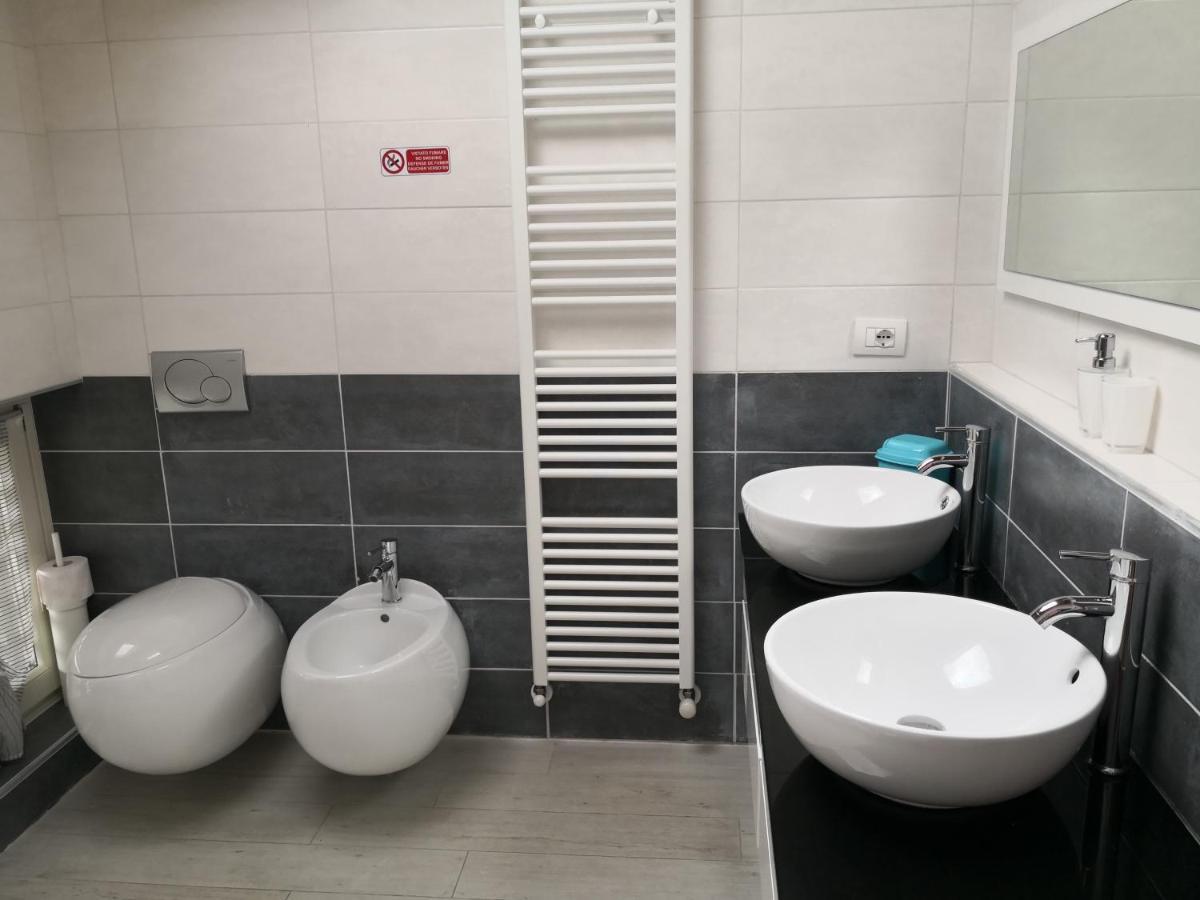 Charme Lake Loft Ispra Bagian luar foto