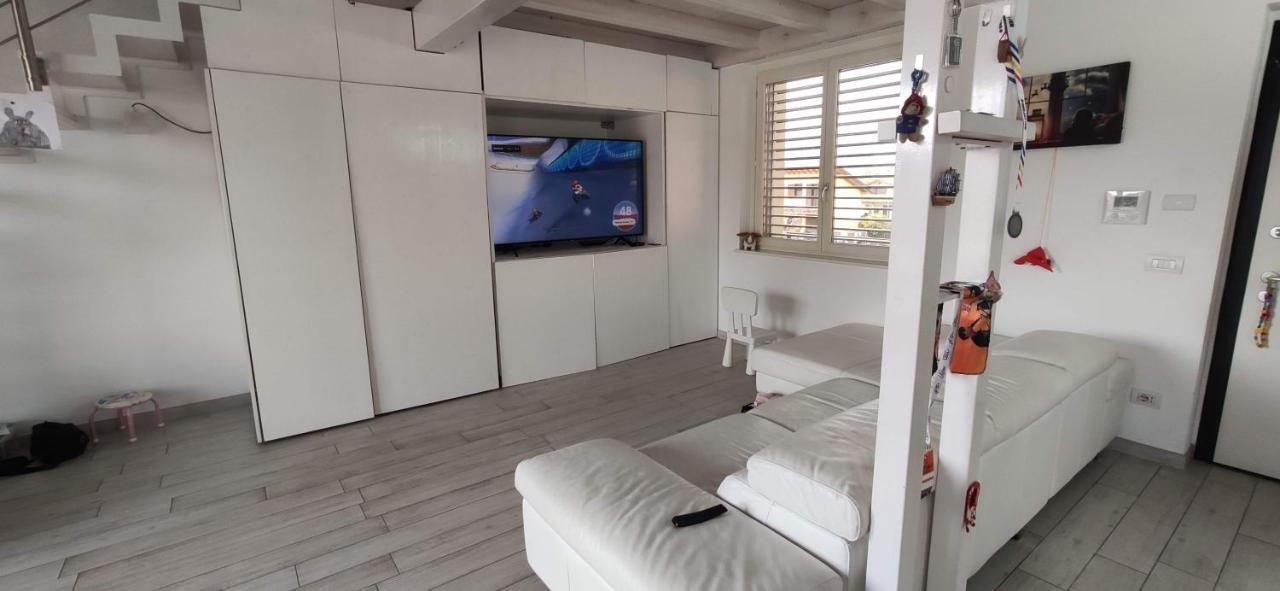 Charme Lake Loft Ispra Bagian luar foto