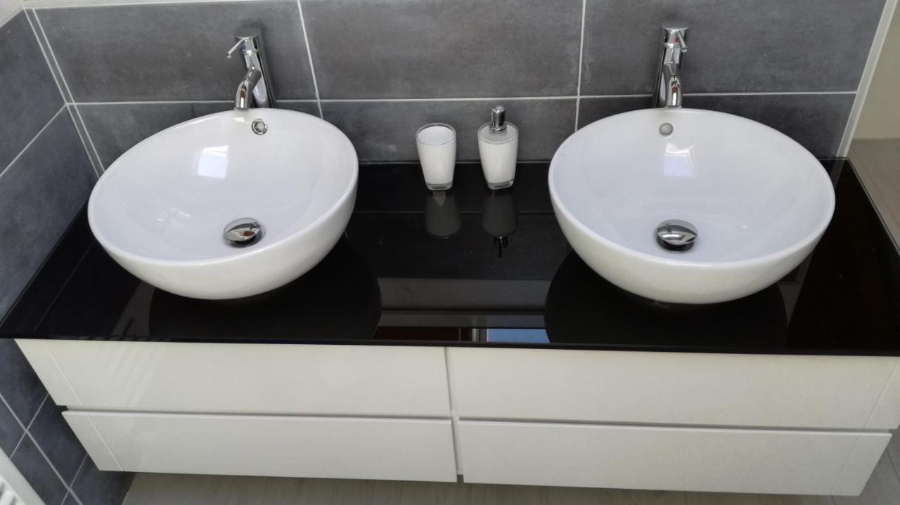 Charme Lake Loft Ispra Bagian luar foto