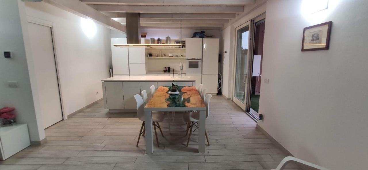 Charme Lake Loft Ispra Bagian luar foto
