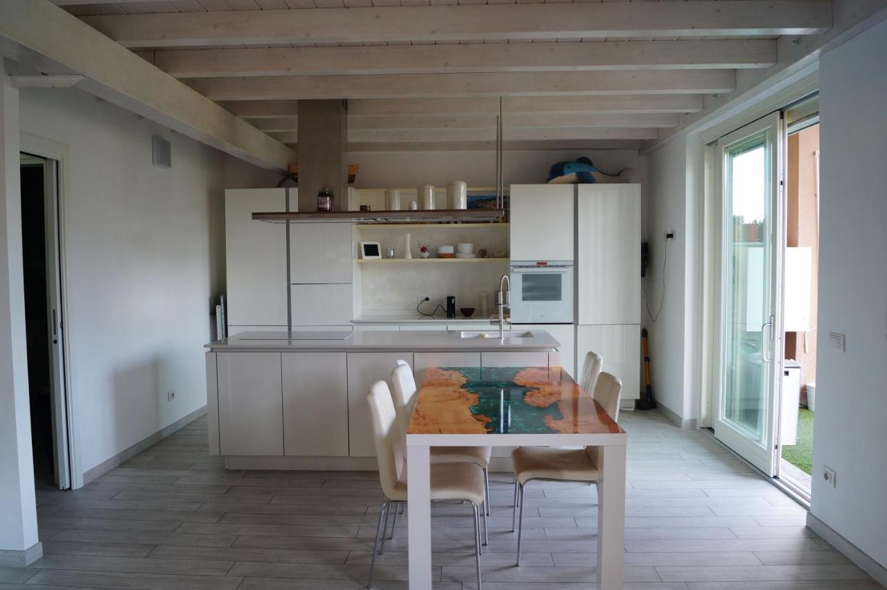Charme Lake Loft Ispra Bagian luar foto
