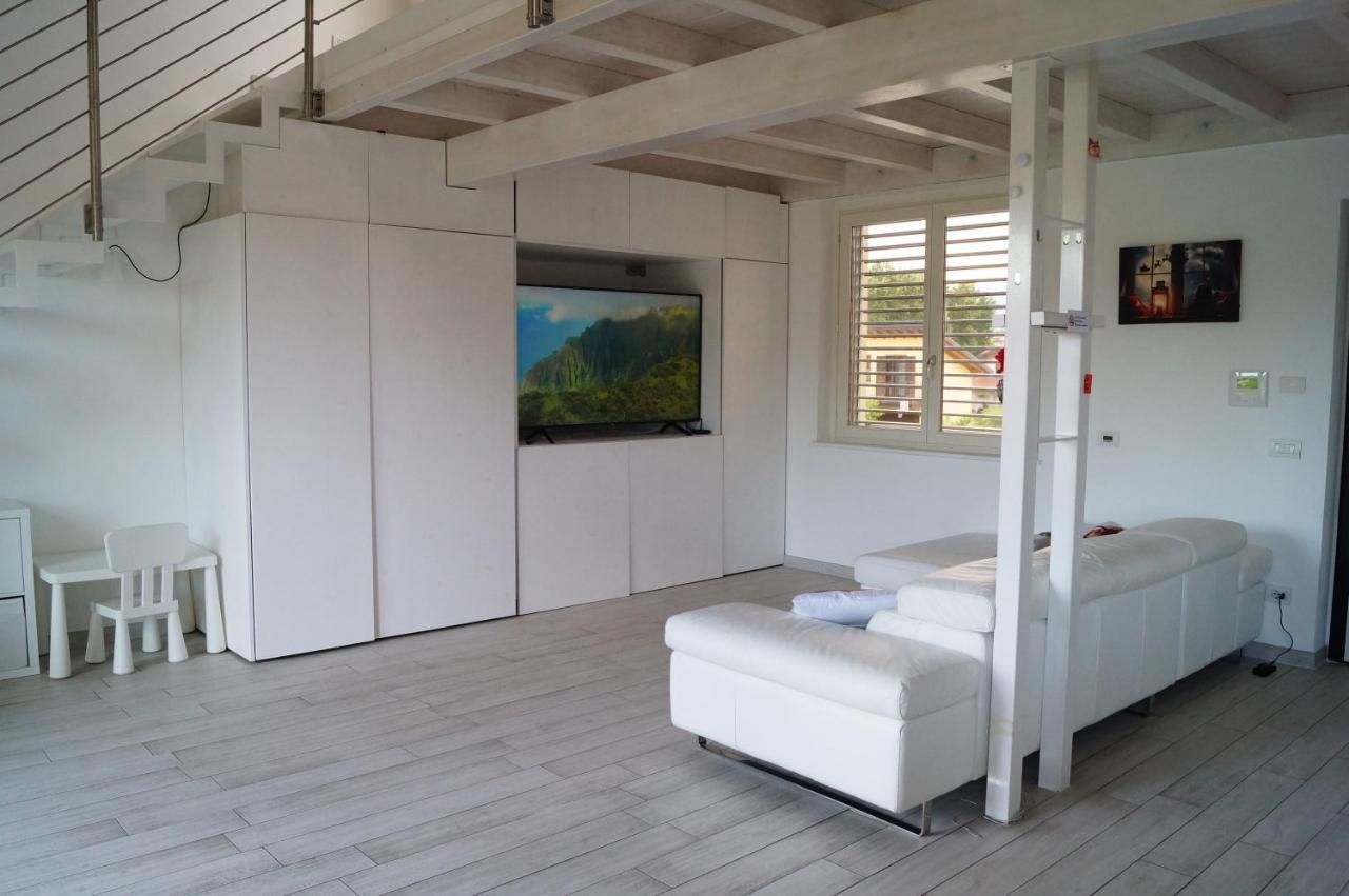 Charme Lake Loft Ispra Bagian luar foto