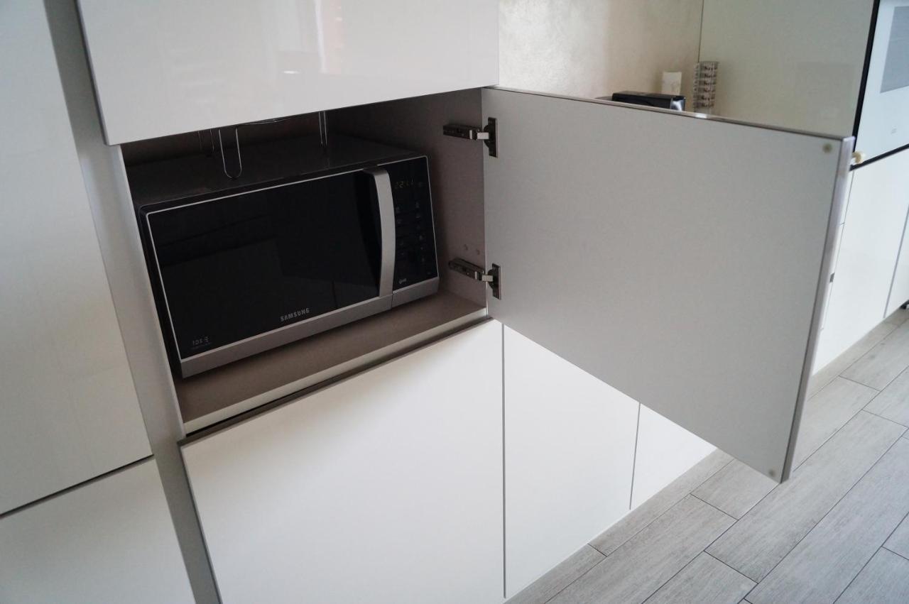 Charme Lake Loft Ispra Bagian luar foto